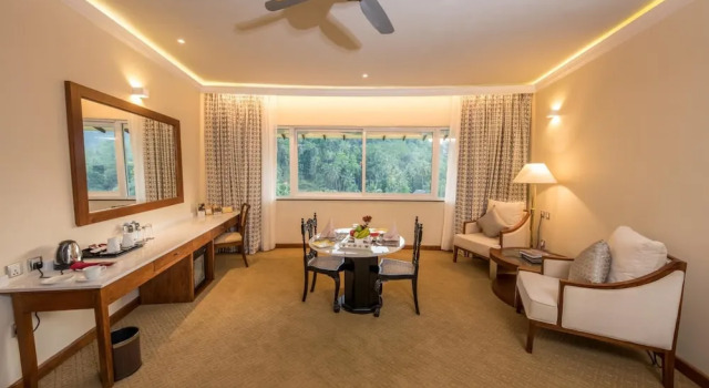 Полулюкс Earls Regent Hotel