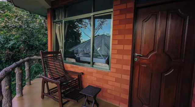 Четырёхместный номер Standard с балконом и с видом на горы Udzungwa falls lodge