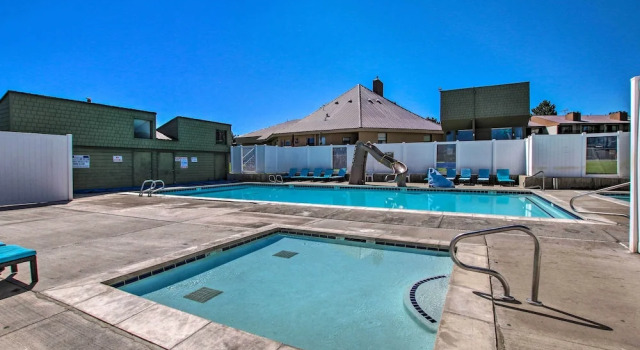 Коттедж Pool Access & Lake Views: Modern Garden City Home