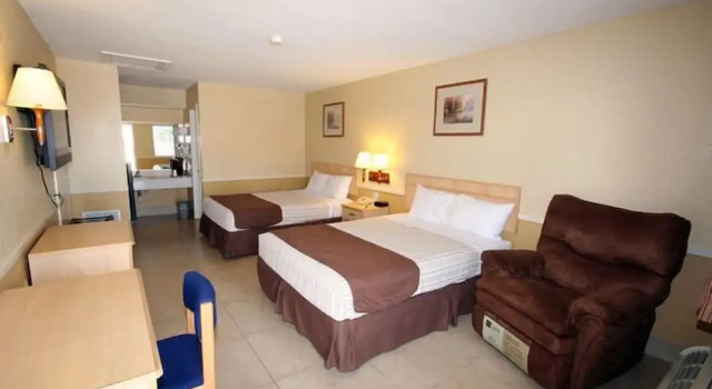 Четырёхместный номер Standard Edinburg Executive Inn