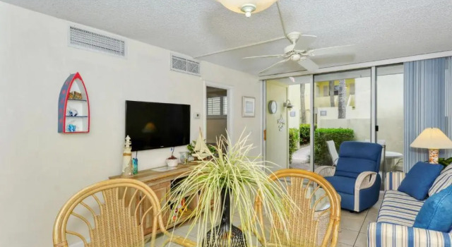 LaPlaya 102E-Tropical garden view near the pool!