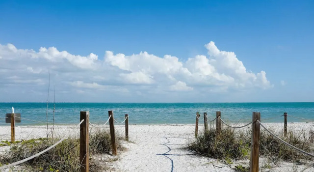 Sandy Shells Wkly Pets Welcome 100 Steps To Ocean! 2 Bedroom Home by RedAwning, Забронировать Отель Отели в центре Форт-Майерс-Бич, в центре