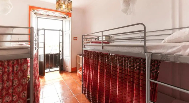 Кровать в общем номере Peniche Hostel