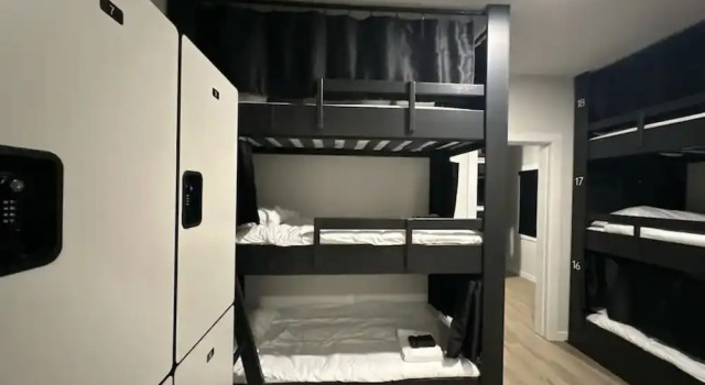 Кровать в общем номере Hotel Zindel