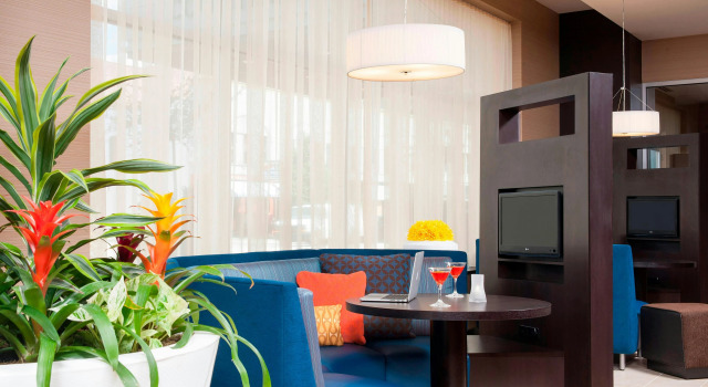 Courtyard Peoria Downtown, Забронировать Отель Отели Пеория с парковкой, рядом с O'Brien Field, Парковка