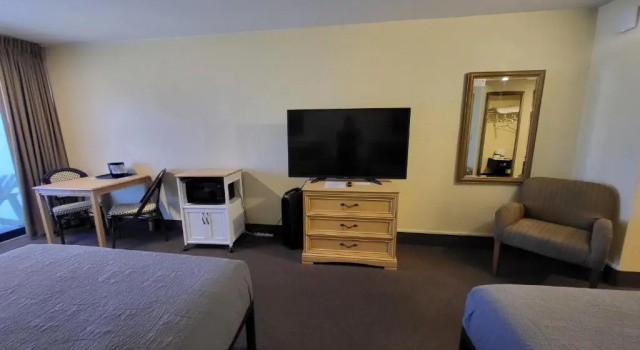 Четырёхместный номер Standard oceanfront Beachside Hotel