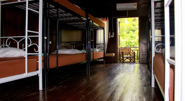 Кровать в общем номере Love Station Hostel