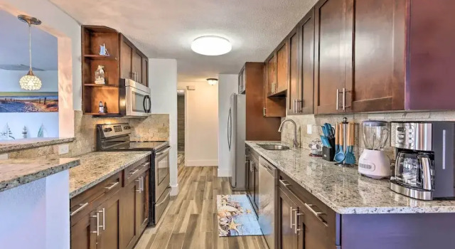 Коттедж Englewood Escape w/ Screened-In Pool & Grill