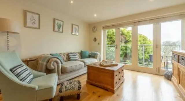 6 Sandy Lane