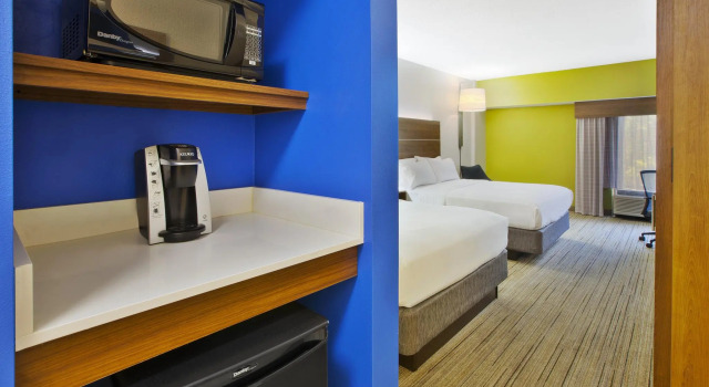 Четырёхместный номер Standard Holiday Inn Express & Suites Milford by IHG