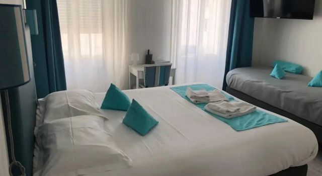 Номер Standard Hotel Le Crist Al, Front de mer, chambres climatisées et son studio non climatisé, proche du centre ville