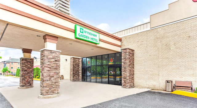 Кровать в общем номере Wyndham Garden Detroit Metro Airport