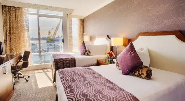 Четырёхместный номер Superior с балконом Pinnacle Hotel at the Pier