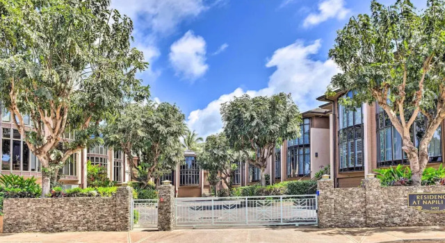 Bright & Airy Lahaina Condo - Walk to Beach!