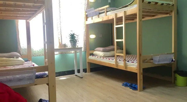 Кровать в общем номере (женский номер) Weihai Hiking International Hostel