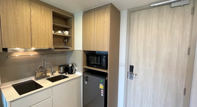 Апартаменты Deluxe с балконом и с видом на поле для гольфа Apartment at Sky Park Condo by Lofty