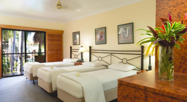 Трёхместный номер Standard с видом на бассейн Palm Royale Cairns