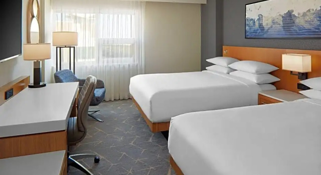 Четырёхместный номер Premier Delta Hotels Calgary Airport In-Terminal