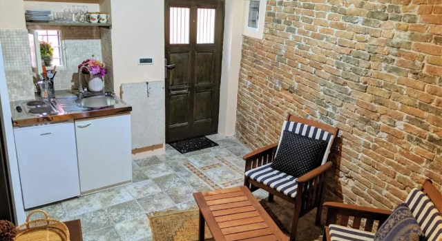 Коттедж с 3 комнатами Private Courtyard Medieval Stone Home in Old Town