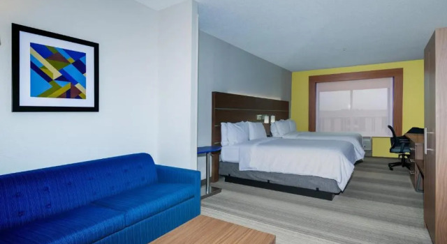 Четырёхместный люкс Holiday Inn Express Hotel & Suites Woodbridge by IHG