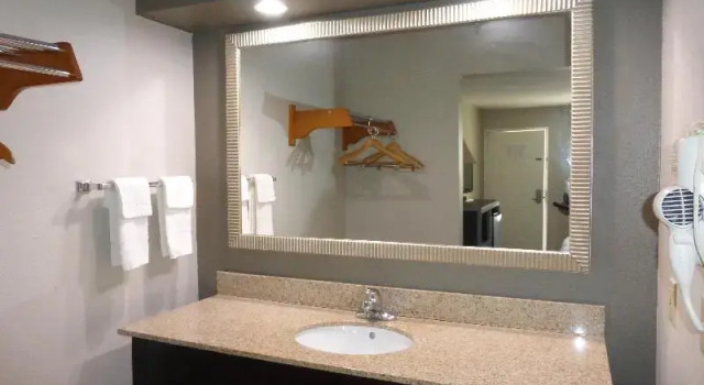 Четырёхместный номер Standard Red Roof Inn Columbia, TN