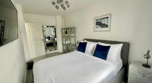 Апартаменты Town Centre Entire Property, Very Close to Sea & Restaurants, 2 King Size Beds