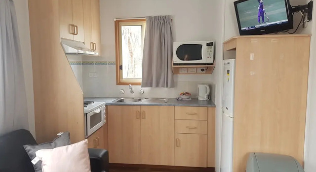 Семейный номер Standard с 2 комнатами с балконом и с красивым видом из окна Euroa Caravan Park