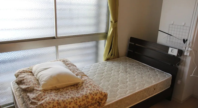 Кровать в общем номере Nagoya Travellers Hostel