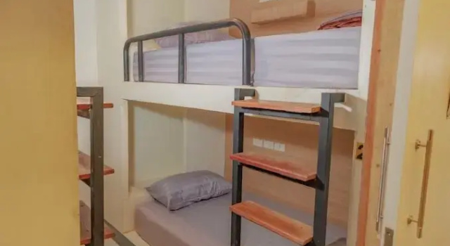 Кровать в общем номере с балконом Just Chill Inn2