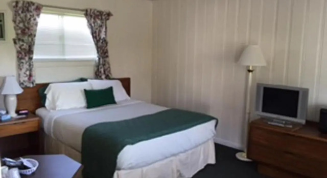 Коттедж c 1 комнатой Rock Ledge Motel