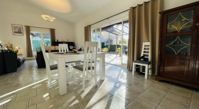 Коттедж Beautiful house with large terrace in the heart of Touraine
