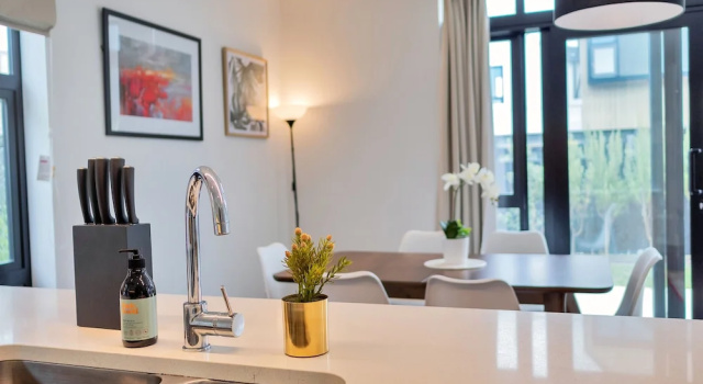Коттедж Executive Wonderful Hobsonville Three Bedroom Home