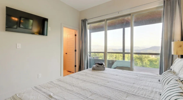 Sevierville Home w/ Hot Tub + Game Room!, Reserva ahora Hotel Bluff Mountain Estados Unidos
