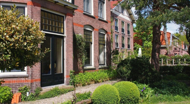 Luxurious Villa in Haarlem with Two Ponds, Забронировать Вилла Харлем Zuid-Kennemerland, рядом с NZH Public Transport Museum