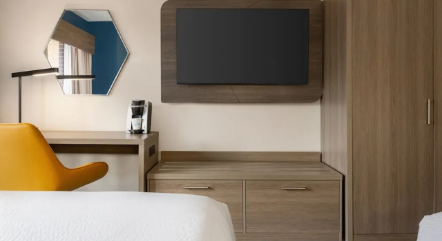 Четырёхместный люкс Holiday Inn Express & Suites Greenville-Downtown by IHG