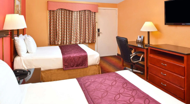 Четырёхместный номер Standard Americas Best Value Inn Smithtown Long Island