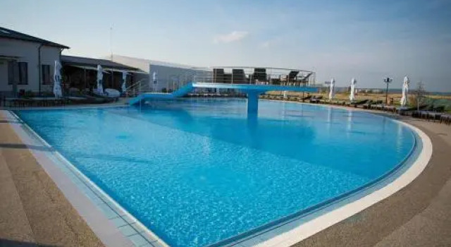 Papillon, Rezerwuj Hotel Hotele w Arges z basenem, Basen
