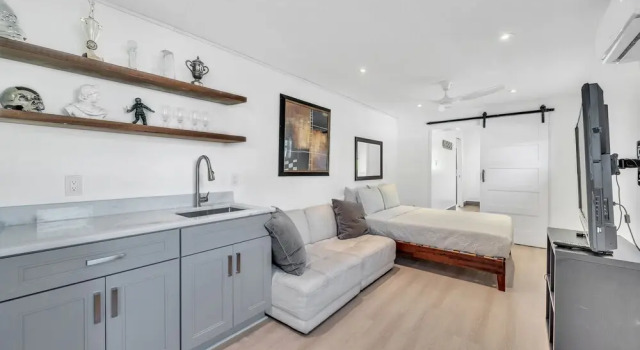 Great for Families & Larger Groups! - Perfect Location, Near FTL Beach With Private Pool by Redawning, Забронировать Отель Отели Форт-Лодердейл с парковкой, Парковка