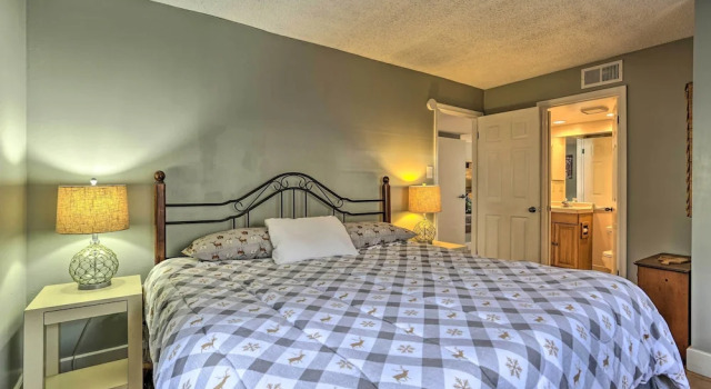 Condo on Big Boulder Lake w/ Community Pool Access, Book Apartment Holiday Poconos United States of America