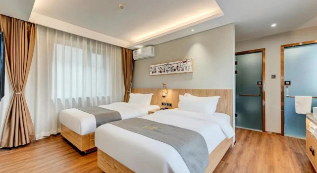 Четырёхместный люкс Happy Dragon City Culture Hotel Beijing Forbidden City Wang Fu Jing Street