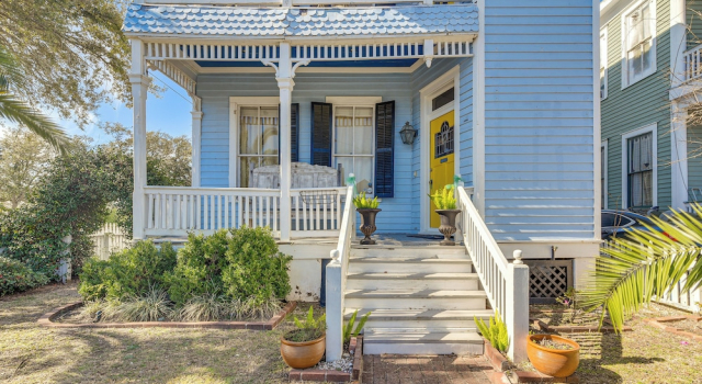 1/2 Mi to Beach! Historic Family Home in Galveston, Забронировать Дом для отпуска Отели Галвестон с парковкой, рядом с Betty Head Oleander Garden Park, Парковка