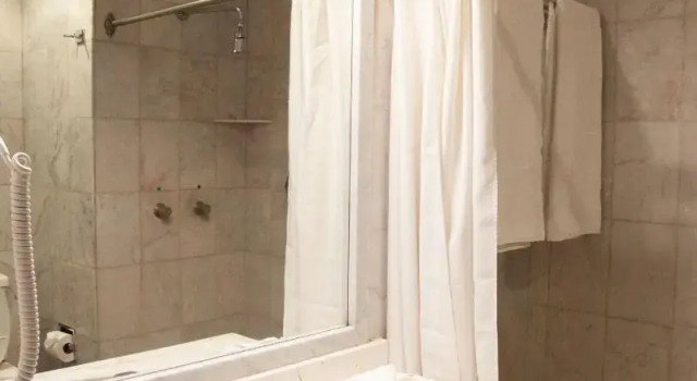 Четырёхместный номер Deluxe Plaza Camelinas Hotel