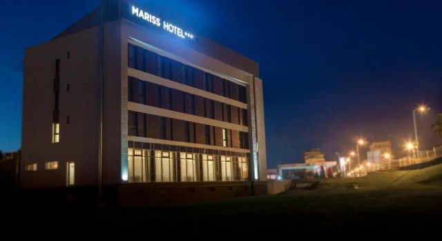 Mariss, Rezerwuj Hotel Hotele w Lancrăm z parkingiem, Parking