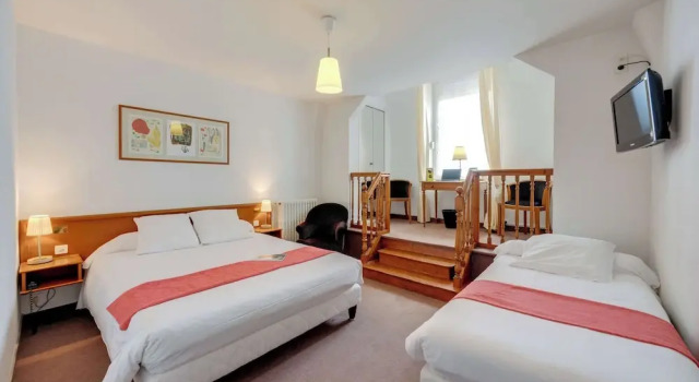 Трёхместный номер Standard Brit Hotel Confort Bagnoles Normandie