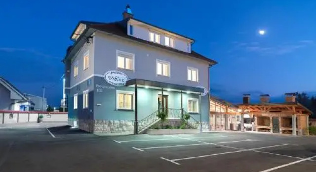 Guesthouse KUBUS, Забронировать Отель Отели Среднесловенского региона 3 звезды, 3*