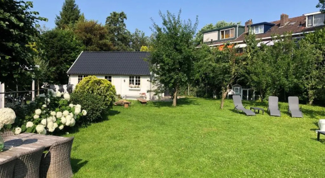 Коттедж Tiny house in tuin van de statige villa Mariahof