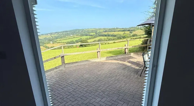 1 Bed Cabin-sleeps 2, Hot Tub, Garden, Pets, Views, Varaa Lomakoti Mökit kohteessa Merseyside, Mökki