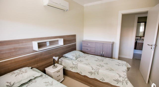 Apartamento com 03 dormitórios meia quadra do mar, Забронировать Апартаменты/квартира Бомбиньяс Санта-Катарина
