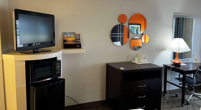 Howard Johnson by Wyndham Houston Heights Downtown, Забронировать Мини-отель Хьюстон Texas Gulf Coast, рядом с Художественный музей автотранспорта