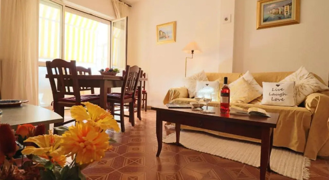 Central Apartment On The Beach With Balcony, Wi-fi & Air Conditioning; Parking